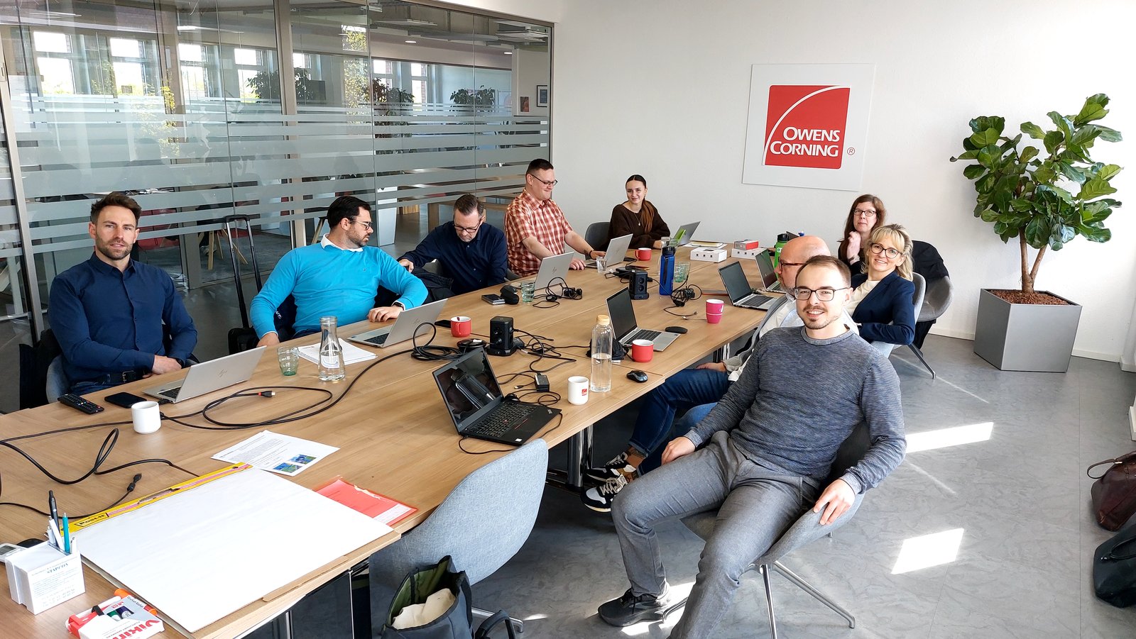 B2B Vertriebsteam beim Microsoft Copilot Workshop im Konferenzraum