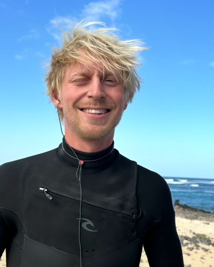 Malte Gruner, Gründer von Vanboerse, im Neoprenanzug am Strand